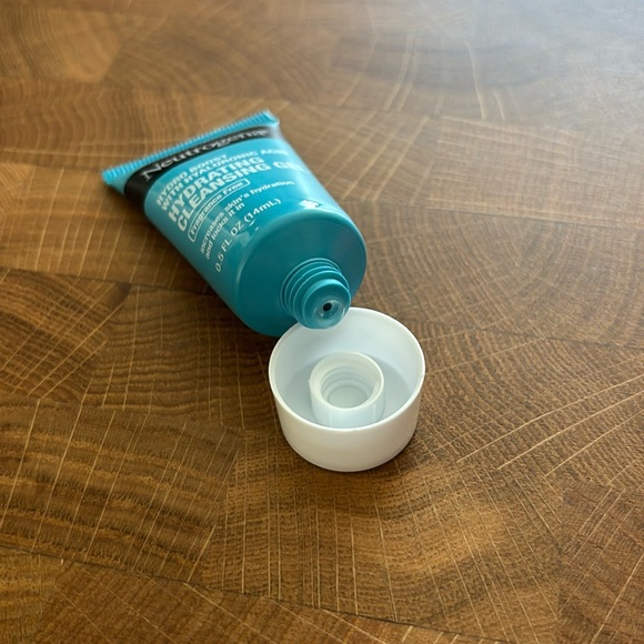 3 for $15/Neutrogena Hydro Boost Hydrating Cleansing Gel - Picture 2 of 3